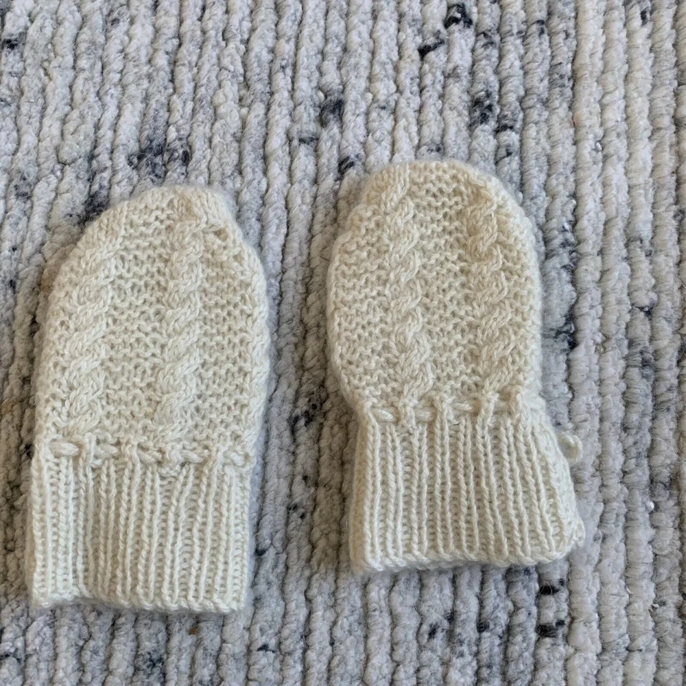 100% cashmere baby ivory knit mittens 6-12 months